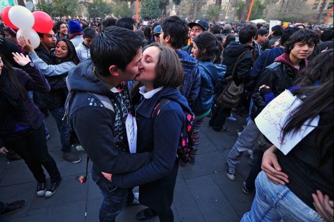 kissing_kiss_party_chile_protest_2011_07_07