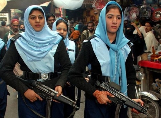 10_pakistan_police_women-550x405