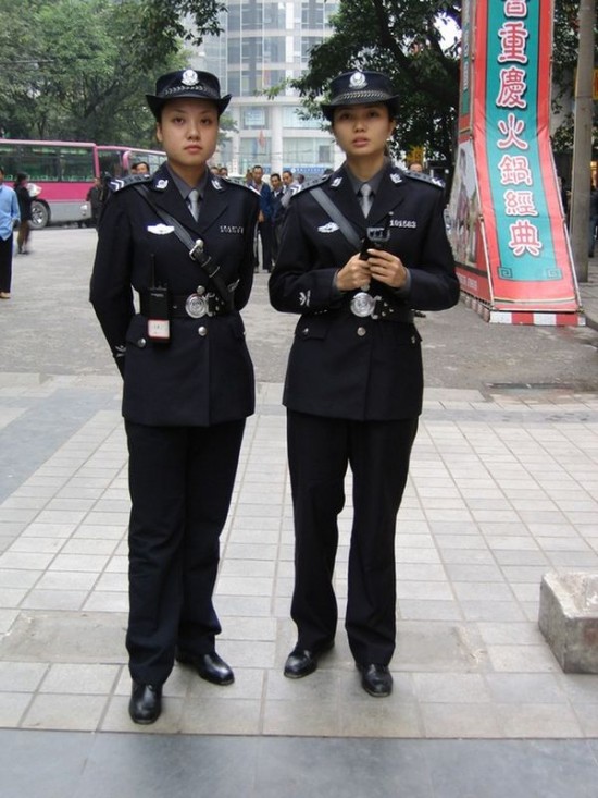 14_china_police_women-550x733