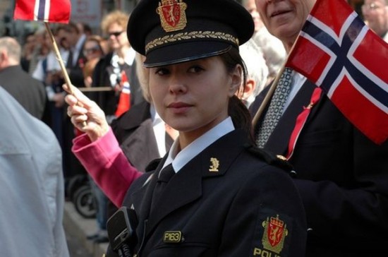 18_norway_police_woman-550x364