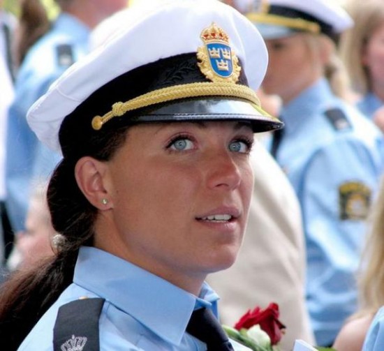 22_sweden_police_women-550x503