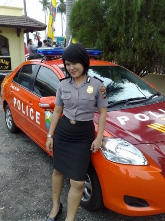 28_indonesia_police_woman-550x733