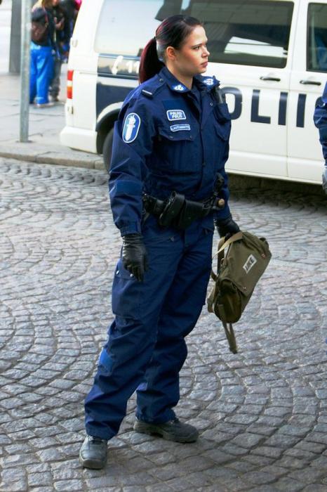 31_finland_police_woman