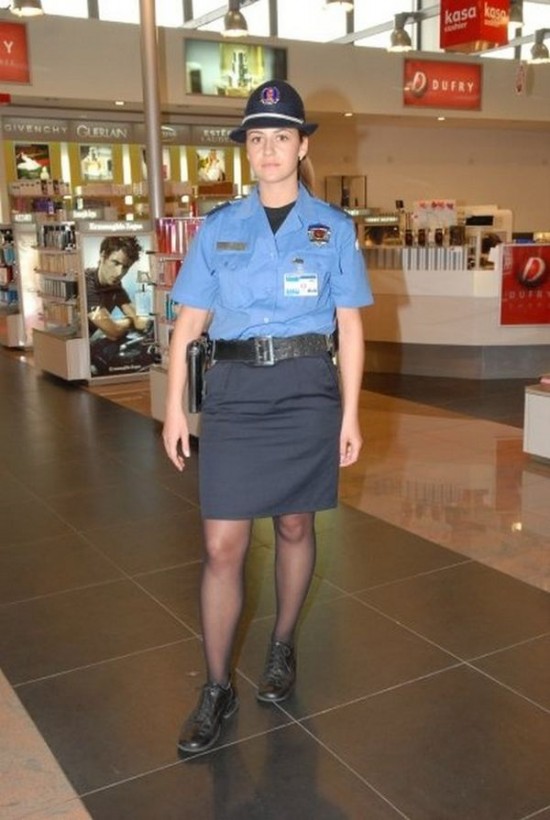 37_serbia_police_woman-550x820