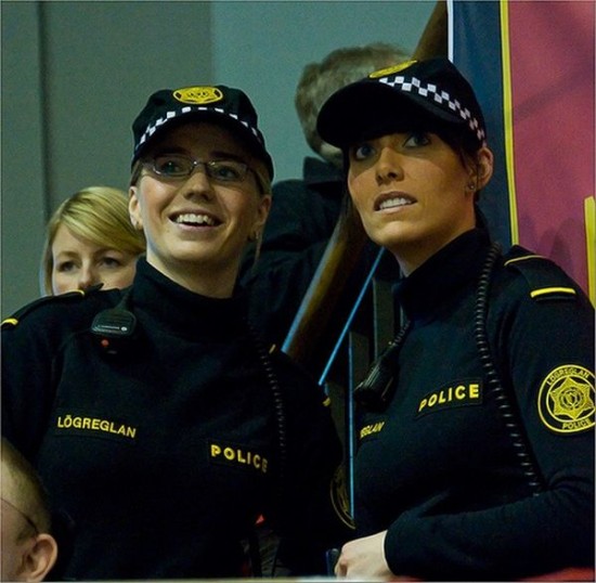 42_iceland_police_women-550x538