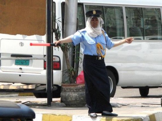 44_egypt_police_woman-550x412