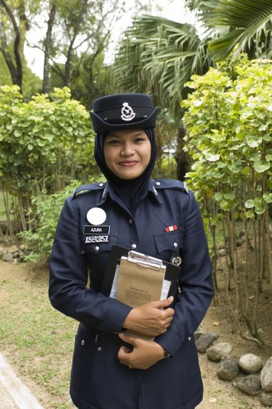 6_malaysia_police_woman-550x827