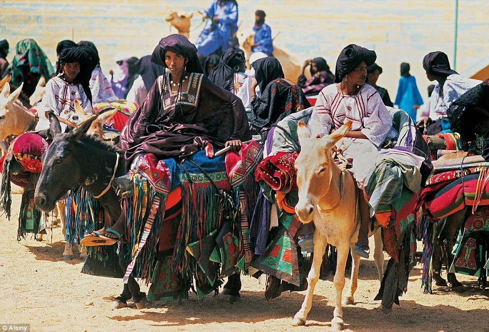 29C6FE9E00000578-3131511-Opinions_The_Tuareg_women_seen_here_arriving_at_the_Tuareg_Polit-a-13_1435129466339