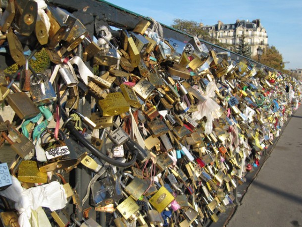 Lover-Locks-Pont-des-Arts-bridge2-610x458