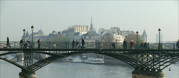 Lover-Locks-Pont-des-Arts-bridge5-610x266