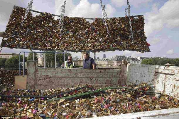 Removal-of-locks-In-Paris-2-610x407