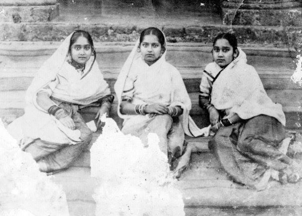 1915-Nawabzadis-Bilquis-Bano-Badshah-Bano-and-Amina-Bano-three-sisters-of-Nawab-Salimullah.-Dhaka