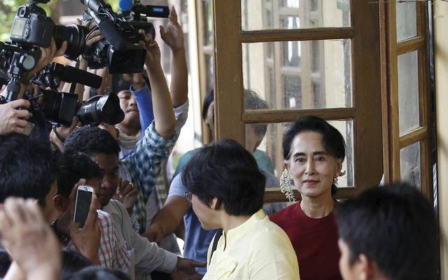 Myanmar+pro-democracy+leader+Aung+San+Suu+Kyi+smiles+at+supporters+as+she+visits+polling+stations