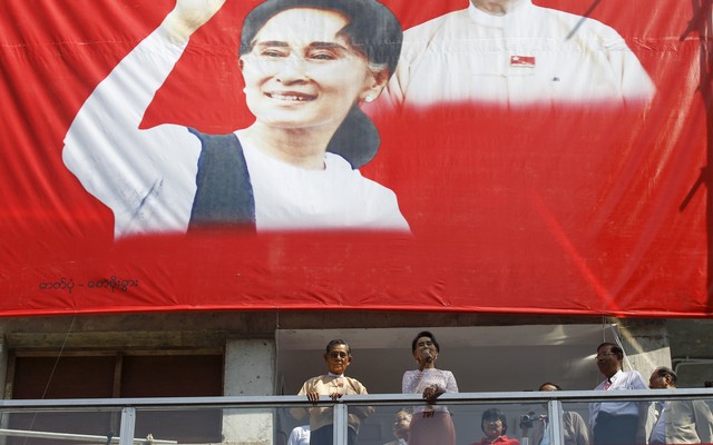Suu+Kyi+speaks+to+supporters