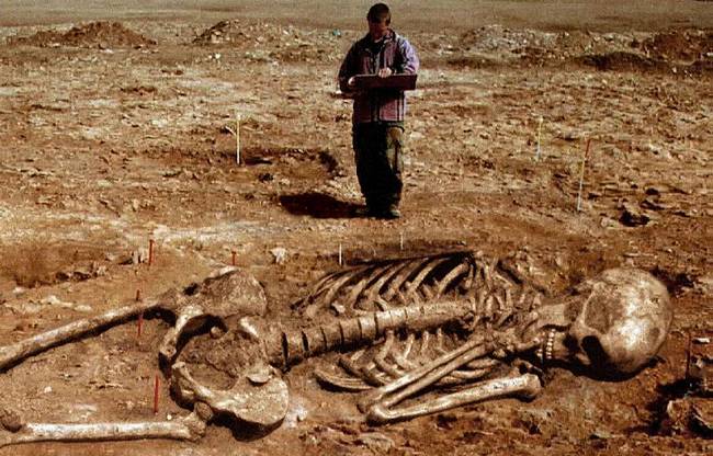 Giant-Human-Skeletons-Discovered-in-Wisconsin